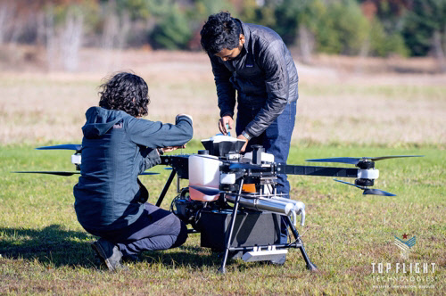 미국 톱 플라이트 테크놀러지스 직원이 휘발유 엔진을 적용한 하이브리드형 드론을 시험하고 있다.    현대자동차 제공
